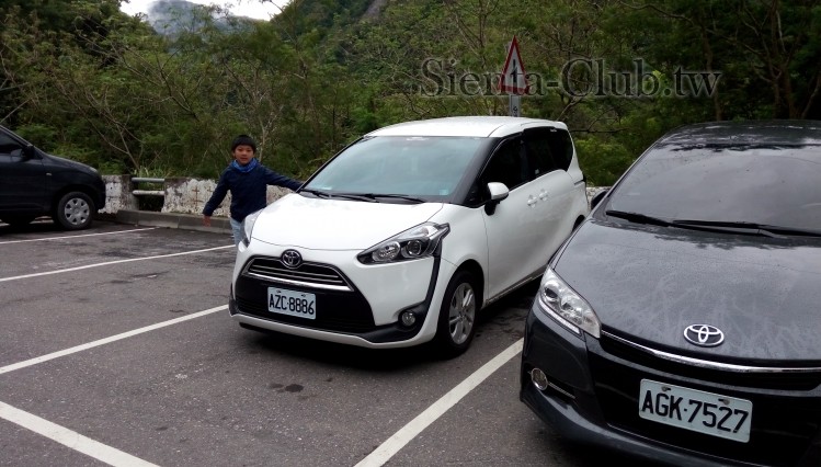 巴陵吊橋停車場，跟wish較個勁^^